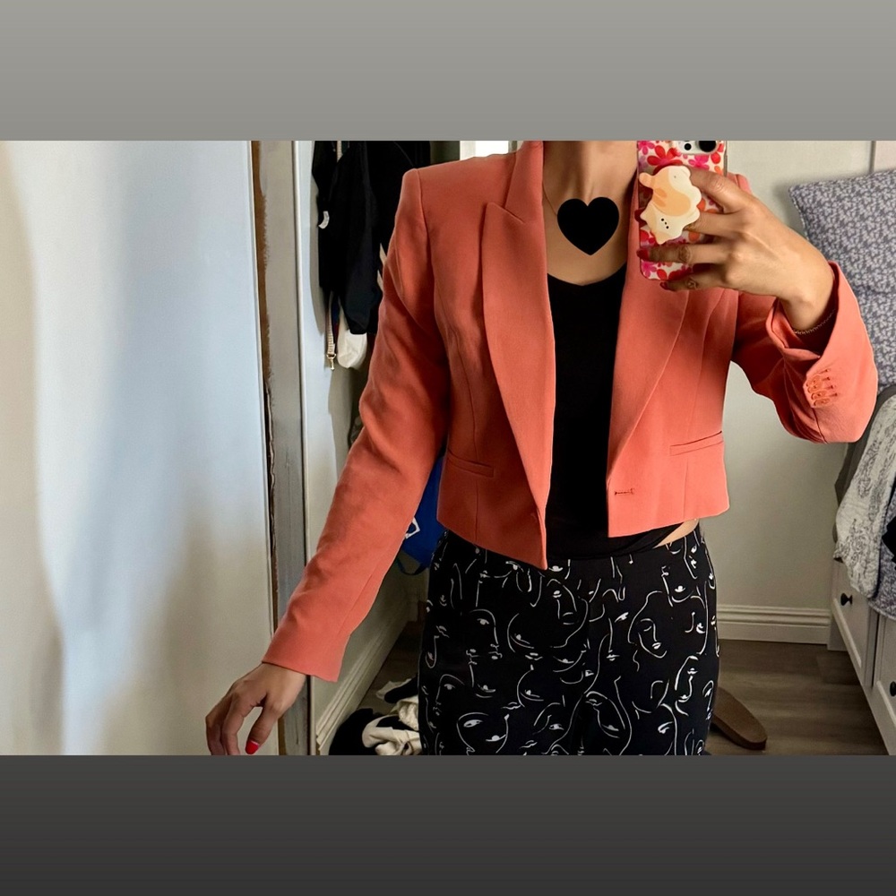 Salmón color cropped blazer with shoulder pads. Express in size S